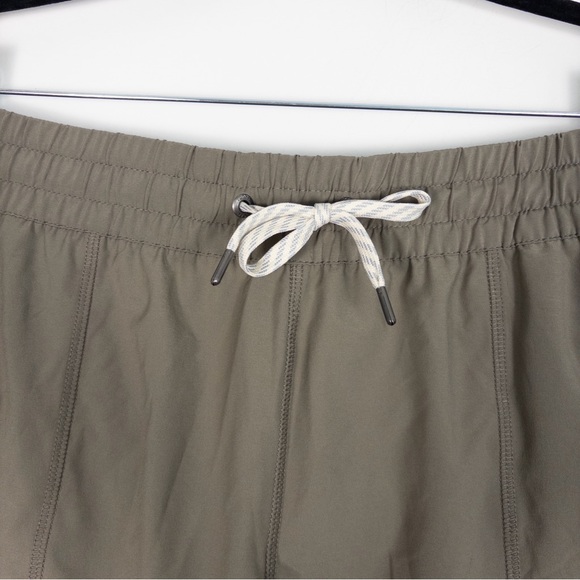 Vuori Clemintine Active Shorts in Light Oregano - Picture 5 of 8